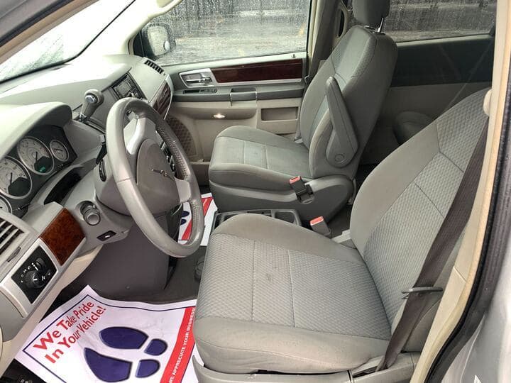 2010 Chrysler Town & Country 7