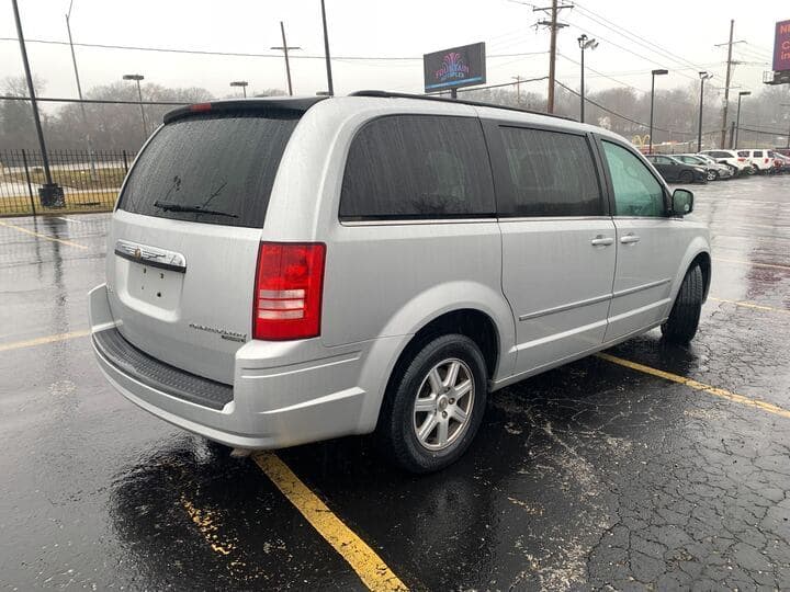 2010 Chrysler Town & Country 2