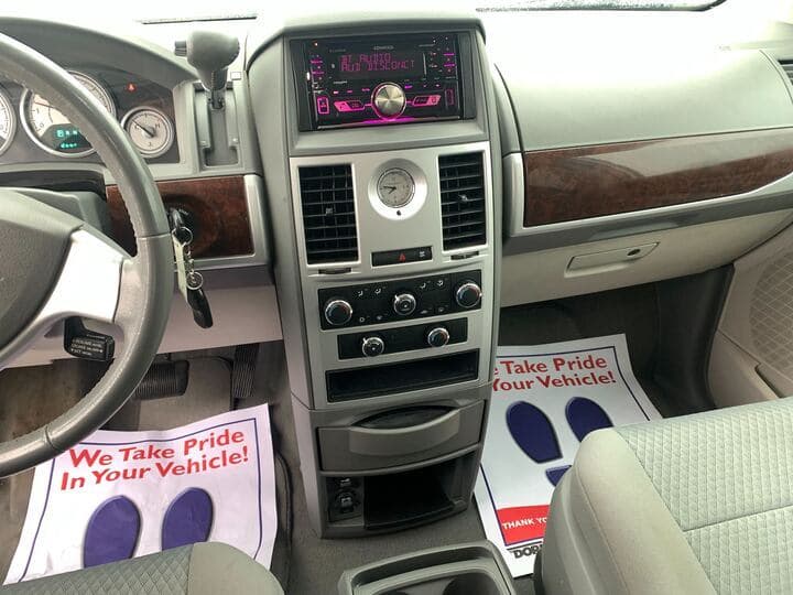 2010 Chrysler Town & Country 9