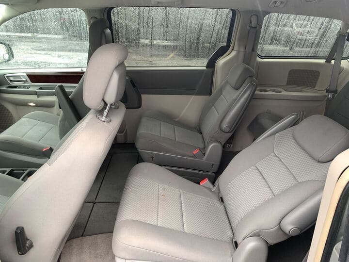 2010 Chrysler Town & Country 12