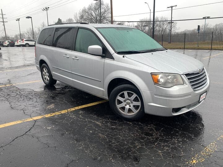 2010 Chrysler Town & Country 4