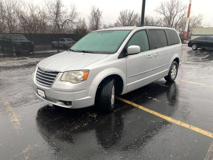 2010 Chrysler Town & Country 1