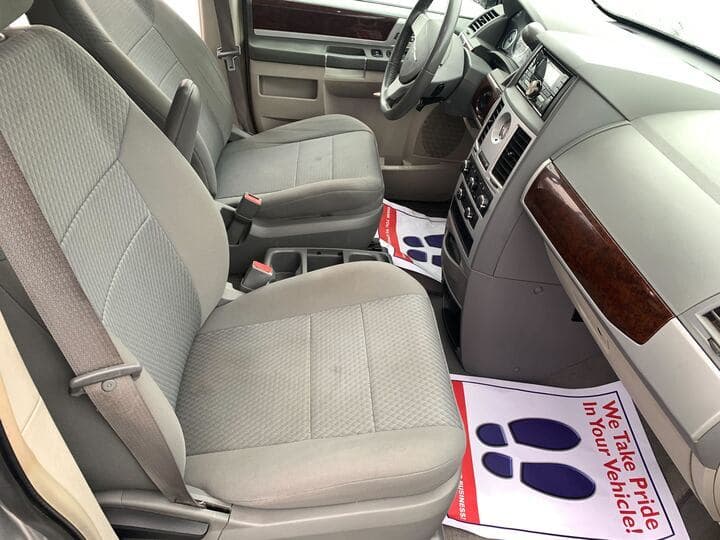 2010 Chrysler Town & Country 11