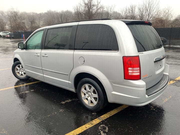 2010 Chrysler Town & Country 3