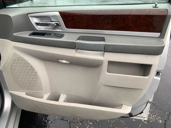 2010 Chrysler Town & Country 10