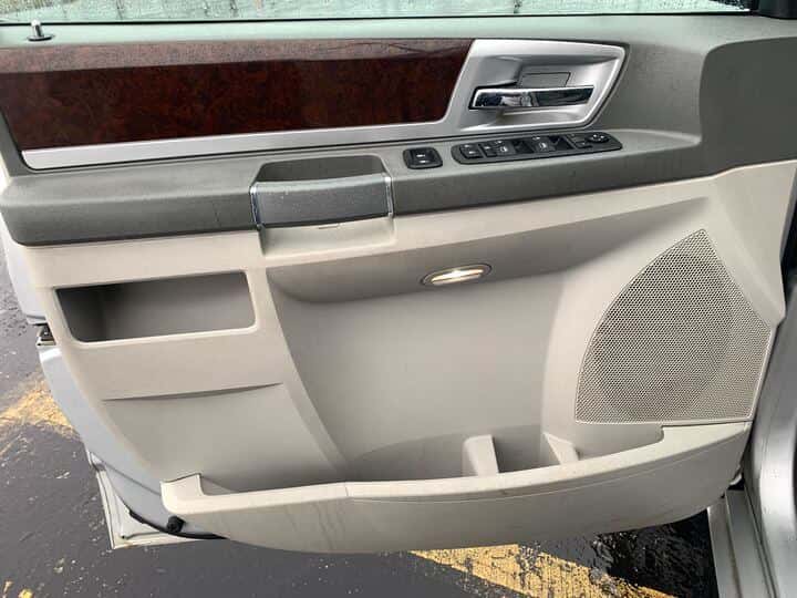 2010 Chrysler Town & Country 6