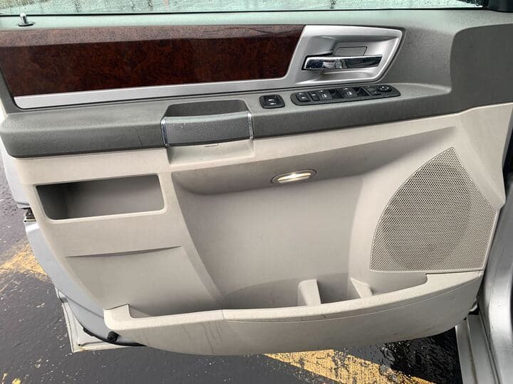 2010 Chrysler Town & Country 6