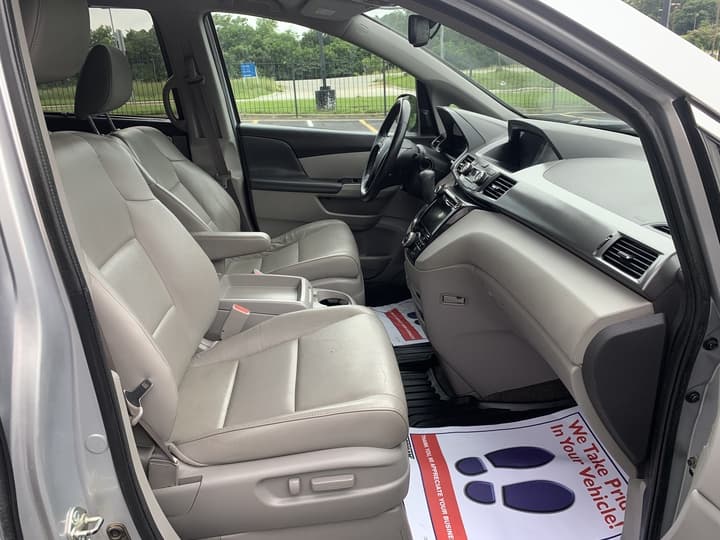 Vehicle image 10