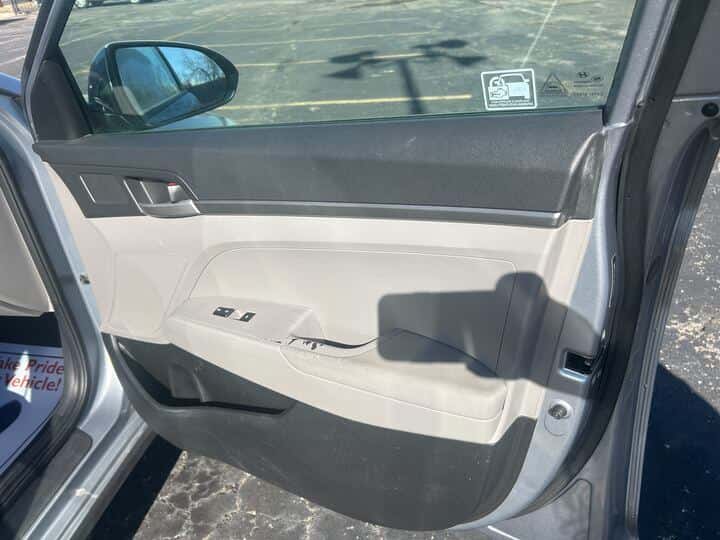 2017 Hyundai Elantra 10