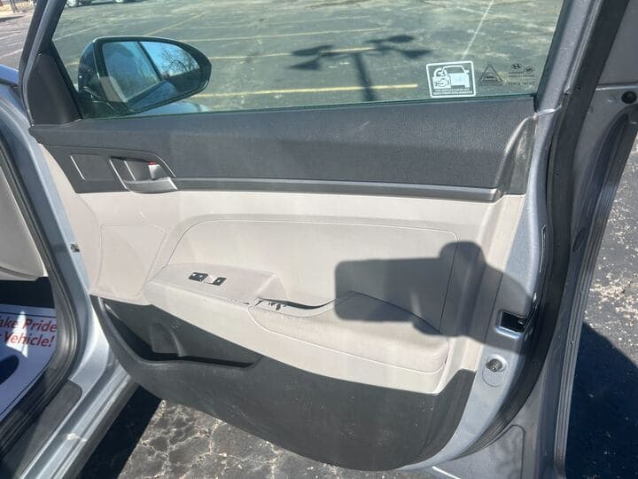 2017 Hyundai Elantra 10