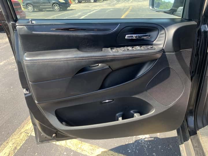 2015 Chrysler Town & Country 6