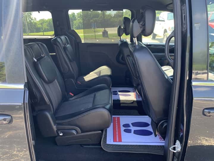 2015 Chrysler Town & Country 11