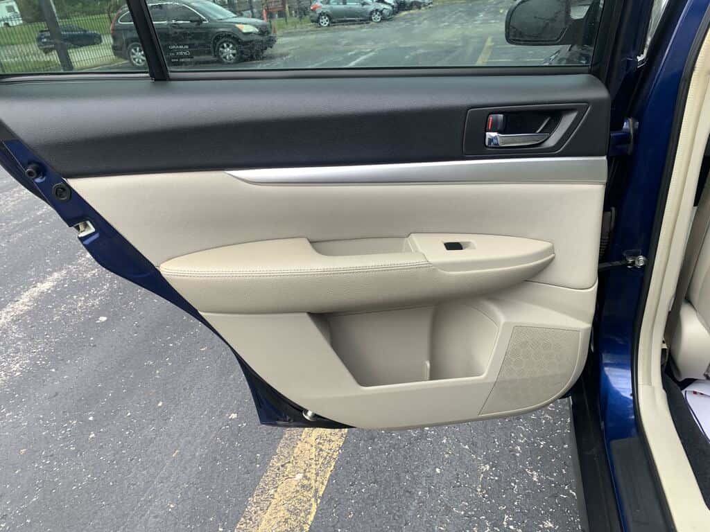2010 Subaru Outback 11